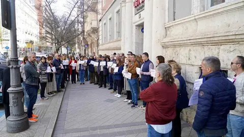 UGT convoca una parada de cinco minutos en recuerdo de los cinco mineros leoneses fallecidos en una mina en Asturias y se suma a los dos días de luto decretados por la Junta. Fotos: Leticia Pérez