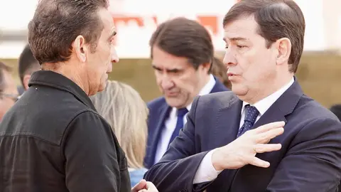El silencio, únicamente interrumpido por el llanto, se apoderó este martes del municipio leonés de Villablino para velar la memoria de Jorge Carro, Iban Radio, Amadeo Bernabé y Rubén Souto, los cuatro mineros lacianiegos con edades comprendidas ente los 32 y los 54 años a los que, junto a David Álvarez de Torre del Bierzo, les sorprendió la muerte en la mañana de este lunes de la mano una explosión de grisú en la explotación minera de Cerredo, en el concejo asturiano de Degaña. Fotos: Campillo