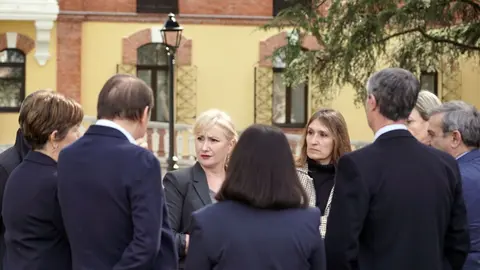 La vicepresidenta de la Junta, Isabel Blanco, junto al resto del Gobierno, participa en un minuto de silencio en señal de duelo por el fallecimiento de los cinco mineros originarios de la provincia de León en el accidente de la mina de Cerredo, en el concejo asturiano de Degaña.