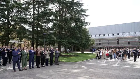 La vicepresidenta de la Junta, Isabel Blanco, junto al resto del Gobierno, participa en un minuto de silencio en señal de duelo por el fallecimiento de los cinco mineros originarios de la provincia de León en el accidente de la mina de Cerredo, en el concejo asturiano de Degaña. Foto: Rubén Cacho.