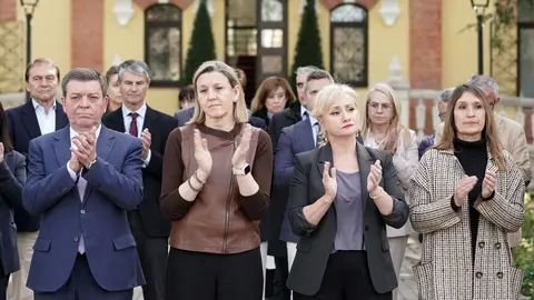 La vicepresidenta de la Junta, Isabel Blanco, junto al resto del Gobierno, participa en un minuto de silencio en señal de duelo por el fallecimiento de los cinco mineros originarios de la provincia de León en el accidente de la mina de Cerredo, en el concejo asturiano de Degaña. Foto: Rubén Cacho.