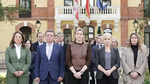 La vicepresidenta de la Junta, Isabel Blanco, junto al resto del Gobierno, participa en un minuto de silencio en señal de duelo por el fallecimiento de los cinco mineros originarios de la provincia de León en el accidente de la mina de Cerredo, en el concejo asturiano de Degaña. Foto: Rubén Cacho.