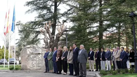 La vicepresidenta de la Junta, Isabel Blanco, junto al resto del Gobierno, participa en un minuto de silencio en señal de duelo por el fallecimiento de los cinco mineros originarios de la provincia de León en el accidente de la mina de Cerredo, en el concejo asturiano de Degaña. Foto: Rubén Cacho.
