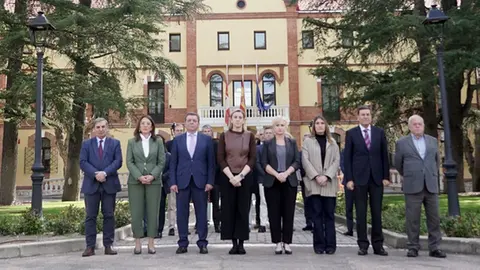 La vicepresidenta de la Junta, Isabel Blanco, junto al resto del Gobierno, participa en un minuto de silencio en señal de duelo por el fallecimiento de los cinco mineros originarios de la provincia de León en el accidente de la mina de Cerredo, en el concejo asturiano de Degaña. Foto: Rubén Cacho.