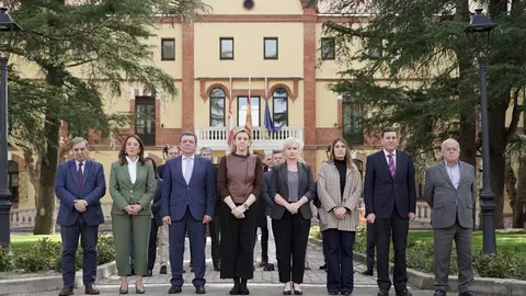 La vicepresidenta de la Junta, Isabel Blanco, junto al resto del Gobierno, participa en un minuto de silencio en señal de duelo por el fallecimiento de los cinco mineros originarios de la provincia de León en el accidente de la mina de Cerredo, en el concejo asturiano de Degaña. Foto: Rubén Cacho.