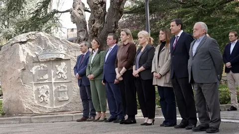 La vicepresidenta de la Junta, Isabel Blanco, junto al resto del Gobierno, participa en un minuto de silencio en señal de duelo por el fallecimiento de los cinco mineros originarios de la provincia de León en el accidente de la mina de Cerredo, en el concejo asturiano de Degaña. Foto: Rubén Cacho.
