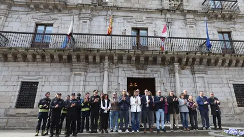 Minuto de silencio en el Ayuntamiento de Ponferrada y en el Consejo Comarcal del Bierzo por los mineros fallecidos ayer en la mina de Cerredo (Asturias). Foto: César Sánchez.