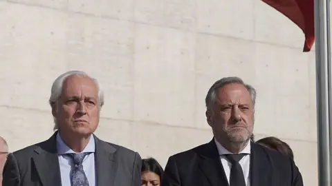 El presidente de las Cortes, Carlos Pollán, junto a procuradores y funcionarios del Parlamento autonómico, participan en un minuto de silencio por el fallecimiento de cinco trabajadores en una mina en Cerredo (Asturias). Foto: Rubén Cacho.