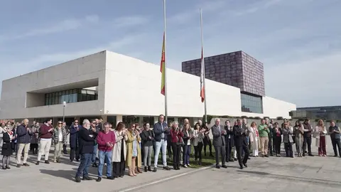 El presidente de las Cortes, Carlos Pollán, junto a procuradores y funcionarios del Parlamento autonómico, participan en un minuto de silencio por el fallecimiento de cinco trabajadores en una mina en Cerredo (Asturias). Foto: Rubén Cacho.