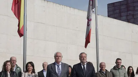 El presidente de las Cortes, Carlos Pollán, junto a procuradores y funcionarios del Parlamento autonómico, participan en un minuto de silencio por el fallecimiento de cinco trabajadores en una mina en Cerredo (Asturias). Foto: Rubén Cacho.