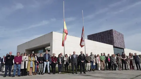 El presidente de las Cortes, Carlos Pollán, junto a procuradores y funcionarios del Parlamento autonómico, participan en un minuto de silencio por el fallecimiento de cinco trabajadores en una mina en Cerredo (Asturias). Foto: Rubén Cacho.