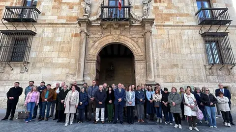 La Diputación deLeón se suma al dolor de familiares y allegados de los mineros fallecidos en la mina de Cerredo en un sentido minuto de silencio con el presidente, Gerardo Álvarez Courel a la cabeza.
