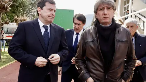 El silencio, únicamente interrumpido por el llanto, se apoderó este martes del municipio leonés de Villablino para velar la memoria de Jorge Carro, Iban Radio, Amadeo Bernabé y Rubén Souto, los cuatro mineros lacianiegos con edades comprendidas ente los 32 y los 54 años a los que, junto a David Álvarez de Torre del Bierzo, les sorprendió la muerte en la mañana de este lunes de la mano una explosión de grisú en la explotación minera de Cerredo, en el concejo asturiano de Degaña. Fotos: Campillo