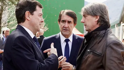 El silencio, únicamente interrumpido por el llanto, se apoderó este martes del municipio leonés de Villablino para velar la memoria de Jorge Carro, Iban Radio, Amadeo Bernabé y Rubén Souto, los cuatro mineros lacianiegos con edades comprendidas ente los 32 y los 54 años a los que, junto a David Álvarez de Torre del Bierzo, les sorprendió la muerte en la mañana de este lunes de la mano una explosión de grisú en la explotación minera de Cerredo, en el concejo asturiano de Degaña. Fotos: Campillo