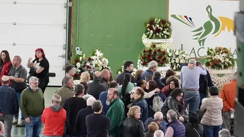 El silencio, únicamente interrumpido por el llanto, se apoderó este martes del municipio leonés de Villablino para velar la memoria de Jorge Carro, Iban Radio, Amadeo Bernabé y Rubén Souto, los cuatro mineros lacianiegos con edades comprendidas ente los 32 y los 54 años a los que, junto a David Álvarez de Torre del Bierzo, les sorprendió la muerte en la mañana de este lunes de la mano una explosión de grisú en la explotación minera de Cerredo, en el concejo asturiano de Degaña. Fotos: Campillo
