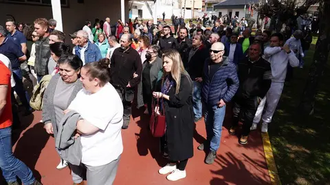 El silencio, únicamente interrumpido por el llanto, se apoderó este martes del municipio leonés de Villablino para velar la memoria de Jorge Carro, Iban Radio, Amadeo Bernabé y Rubén Souto, los cuatro mineros lacianiegos con edades comprendidas ente los 32 y los 54 años a los que, junto a David Álvarez de Torre del Bierzo, les sorprendió la muerte en la mañana de este lunes de la mano una explosión de grisú en la explotación minera de Cerredo, en el concejo asturiano de Degaña. Fotos: Campillo
