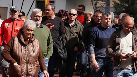 El silencio, únicamente interrumpido por el llanto, se apoderó este martes del municipio leonés de Villablino para velar la memoria de Jorge Carro, Iban Radio, Amadeo Bernabé y Rubén Souto, los cuatro mineros lacianiegos con edades comprendidas ente los 32 y los 54 años a los que, junto a David Álvarez de Torre del Bierzo, les sorprendió la muerte en la mañana de este lunes de la mano una explosión de grisú en la explotación minera de Cerredo, en el concejo asturiano de Degaña. Fotos: Campillo