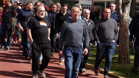 El silencio, únicamente interrumpido por el llanto, se apoderó este martes del municipio leonés de Villablino para velar la memoria de Jorge Carro, Iban Radio, Amadeo Bernabé y Rubén Souto, los cuatro mineros lacianiegos con edades comprendidas ente los 32 y los 54 años a los que, junto a David Álvarez de Torre del Bierzo, les sorprendió la muerte en la mañana de este lunes de la mano una explosión de grisú en la explotación minera de Cerredo, en el concejo asturiano de Degaña. Fotos: Campillo