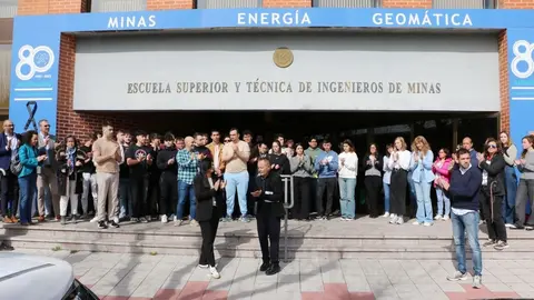 La Escuela de Minas guarda un minuto de silencio con el que comparten el dolor de familiares y amigos. La rectora de la ULE y la vicerrectora de Inclusión, Igualdad y Proyección Social se suman al minuto de silencio institucional en la sede de la Diputación.