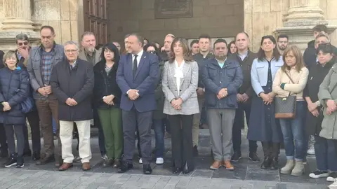 La Escuela de Minas guarda un minuto de silencio con el que comparten el dolor de familiares y amigos. La rectora de la ULE y la vicerrectora de Inclusión, Igualdad y Proyección Social se suman al minuto de silencio institucional en la sede de la Diputación.