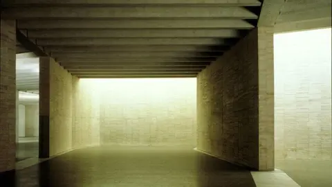 El Museo de Arte Contemporáneo en León (Musac) celebra su vigésimo aniversario pero conviene ahora revisar los bocetos originales de aquella aventura enmarcada dentro del modernismo. Las imágenes corresponden al estudio Mansilla + Tuñón Arquitectos.