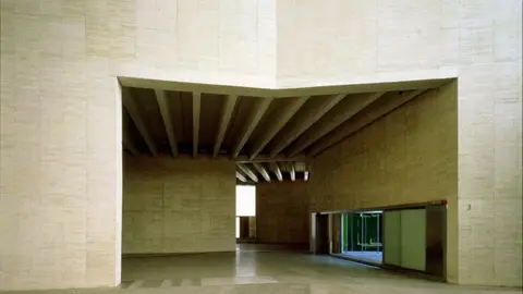 El Museo de Arte Contemporáneo en León (Musac) celebra su vigésimo aniversario pero conviene ahora revisar los bocetos originales de aquella aventura enmarcada dentro del modernismo. Las imágenes corresponden al estudio Mansilla + Tuñón Arquitectos.