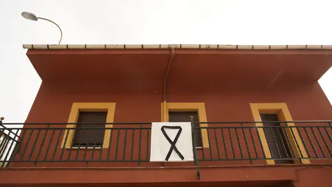 La iglesia parroquial de Torre del Bierzo se quedó este martes pequeña para albergar a los cientos de personas que se acercaron hasta allí para despedir a David Álvarez, uno de los cinco mineros fallecidos ayer el el trágico accidente registrado en la mina de Cerredo, en el concejo asturiano de Degaña. Foto: César Sánchez