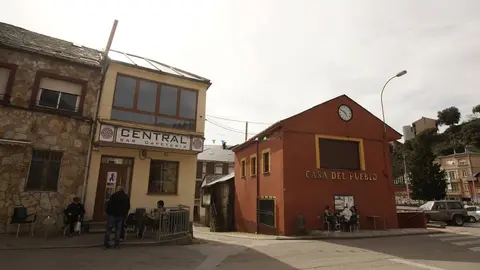 La iglesia parroquial de Torre del Bierzo se quedó este martes pequeña para albergar a los cientos de personas que se acercaron hasta allí para despedir a David Álvarez, uno de los cinco mineros fallecidos ayer el el trágico accidente registrado en la mina de Cerredo, en el concejo asturiano de Degaña. Foto: César Sánchez