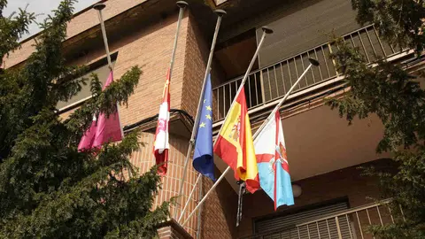 La iglesia parroquial de Torre del Bierzo se quedó este martes pequeña para albergar a los cientos de personas que se acercaron hasta allí para despedir a David Álvarez, uno de los cinco mineros fallecidos ayer el el trágico accidente registrado en la mina de Cerredo, en el concejo asturiano de Degaña. Foto: César Sánchez