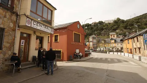 La iglesia parroquial de Torre del Bierzo se quedó este martes pequeña para albergar a los cientos de personas que se acercaron hasta allí para despedir a David Álvarez, uno de los cinco mineros fallecidos ayer el el trágico accidente registrado en la mina de Cerredo, en el concejo asturiano de Degaña. Foto: César Sánchez