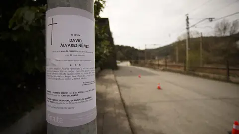 La iglesia parroquial de Torre del Bierzo se quedó este martes pequeña para albergar a los cientos de personas que se acercaron hasta allí para despedir a David Álvarez, uno de los cinco mineros fallecidos ayer el el trágico accidente registrado en la mina de Cerredo, en el concejo asturiano de Degaña. Foto: César Sánchez