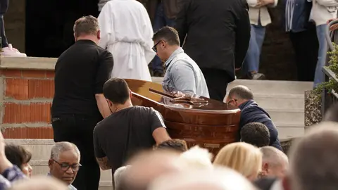 La iglesia parroquial de Torre del Bierzo se quedó este martes pequeña para albergar a los cientos de personas que se acercaron hasta allí para despedir a David Álvarez, uno de los cinco mineros fallecidos ayer el el trágico accidente registrado en la mina de Cerredo, en el concejo asturiano de Degaña. Foto: César Sánchez