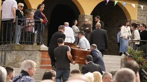 La iglesia parroquial de Torre del Bierzo se quedó este martes pequeña para albergar a los cientos de personas que se acercaron hasta allí para despedir a David Álvarez, uno de los cinco mineros fallecidos ayer el el trágico accidente registrado en la mina de Cerredo, en el concejo asturiano de Degaña. Foto: César Sánchez