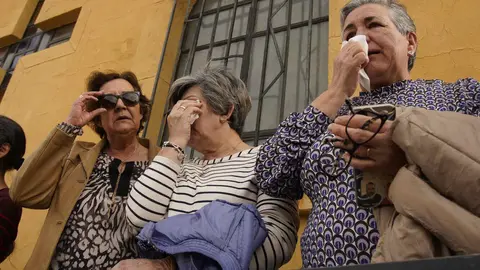 La iglesia parroquial de Torre del Bierzo se quedó este martes pequeña para albergar a los cientos de personas que se acercaron hasta allí para despedir a David Álvarez, uno de los cinco mineros fallecidos ayer el el trágico accidente registrado en la mina de Cerredo, en el concejo asturiano de Degaña. Foto: César Sánchez