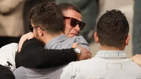 La iglesia parroquial de Torre del Bierzo se quedó este martes pequeña para albergar a los cientos de personas que se acercaron hasta allí para despedir a David Álvarez, uno de los cinco mineros fallecidos ayer el el trágico accidente registrado en la mina de Cerredo, en el concejo asturiano de Degaña. Foto: César Sánchez