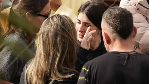La iglesia parroquial de Torre del Bierzo se quedó este martes pequeña para albergar a los cientos de personas que se acercaron hasta allí para despedir a David Álvarez, uno de los cinco mineros fallecidos ayer el el trágico accidente registrado en la mina de Cerredo, en el concejo asturiano de Degaña. Foto: César Sánchez