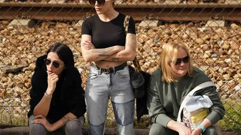 La iglesia parroquial de Torre del Bierzo se quedó este martes pequeña para albergar a los cientos de personas que se acercaron hasta allí para despedir a David Álvarez, uno de los cinco mineros fallecidos ayer el el trágico accidente registrado en la mina de Cerredo, en el concejo asturiano de Degaña. Foto: César Sánchez