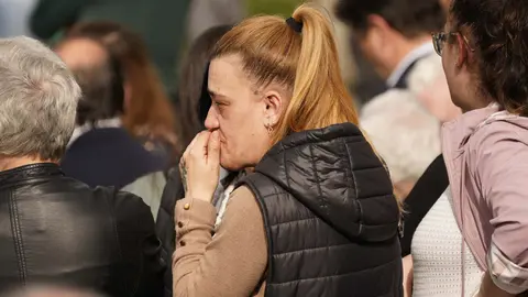 La iglesia parroquial de Torre del Bierzo se quedó este martes pequeña para albergar a los cientos de personas que se acercaron hasta allí para despedir a David Álvarez, uno de los cinco mineros fallecidos ayer el el trágico accidente registrado en la mina de Cerredo, en el concejo asturiano de Degaña. Foto: César Sánchez