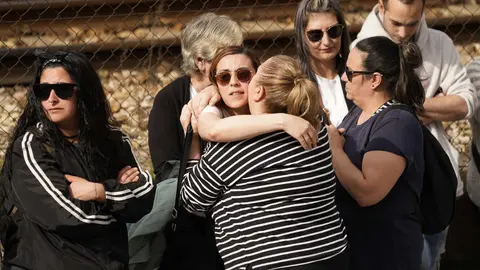 La iglesia parroquial de Torre del Bierzo se quedó este martes pequeña para albergar a los cientos de personas que se acercaron hasta allí para despedir a David Álvarez, uno de los cinco mineros fallecidos ayer el el trágico accidente registrado en la mina de Cerredo, en el concejo asturiano de Degaña. Foto: César Sánchez