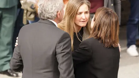 La iglesia parroquial de Torre del Bierzo se quedó este martes pequeña para albergar a los cientos de personas que se acercaron hasta allí para despedir a David Álvarez, uno de los cinco mineros fallecidos ayer el el trágico accidente registrado en la mina de Cerredo, en el concejo asturiano de Degaña. Foto: César Sánchez