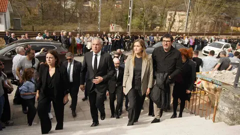 La iglesia parroquial de Torre del Bierzo se quedó este martes pequeña para albergar a los cientos de personas que se acercaron hasta allí para despedir a David Álvarez, uno de los cinco mineros fallecidos ayer el el trágico accidente registrado en la mina de Cerredo, en el concejo asturiano de Degaña. Foto: César Sánchez