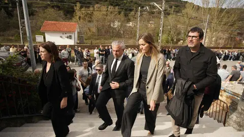La iglesia parroquial de Torre del Bierzo se quedó este martes pequeña para albergar a los cientos de personas que se acercaron hasta allí para despedir a David Álvarez, uno de los cinco mineros fallecidos ayer el el trágico accidente registrado en la mina de Cerredo, en el concejo asturiano de Degaña. Foto: César Sánchez