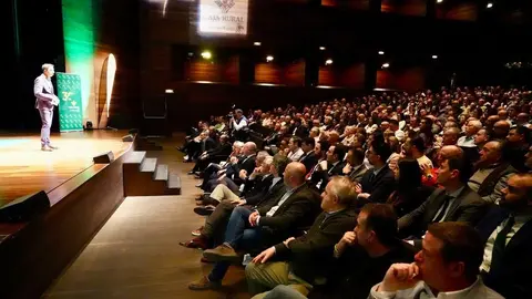 El divulgador tecnológico y economista Marc Vidal analiza la situación económica actual junto al subdirector del Diario de León, Marco Romero, en un acto organizado con motivo del 30 aniversario de Caja Rural en León. Foto: Campillo.