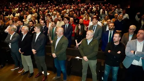 El divulgador tecnológico y economista Marc Vidal analiza la situación económica actual junto al subdirector del Diario de León, Marco Romero, en un acto organizado con motivo del 30 aniversario de Caja Rural en León. Foto: Campillo.