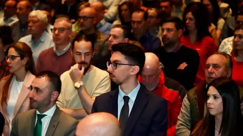 El divulgador tecnológico y economista Marc Vidal analiza la situación económica actual junto al subdirector del Diario de León, Marco Romero, en un acto organizado con motivo del 30 aniversario de Caja Rural en León. Foto: Campillo.