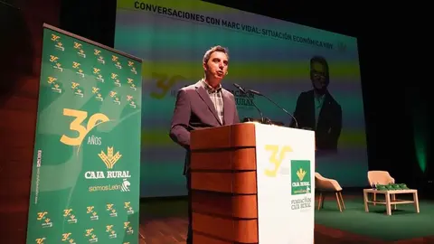 El divulgador tecnológico y economista Marc Vidal analiza la situación económica actual junto al subdirector del Diario de León, Marco Romero, en un acto organizado con motivo del 30 aniversario de Caja Rural en León. Foto: Campillo.