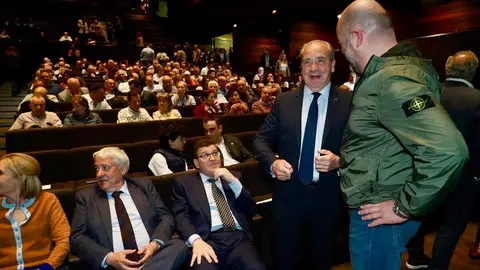 El divulgador tecnológico y economista Marc Vidal analiza la situación económica actual junto al subdirector del Diario de León, Marco Romero, en un acto organizado con motivo del 30 aniversario de Caja Rural en León. En la imagen, el director general de Caja Rural de Zamora, Cipriano García. Foto: Campillo.