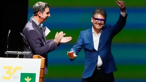 El divulgador tecnológico y economista Marc Vidal analiza la situación económica actual junto al subdirector del Diario de León, Marco Romero, en un acto organizado con motivo del 30 aniversario de Caja Rural en León. Foto: Campillo.