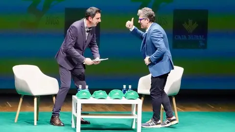 El divulgador tecnológico y economista Marc Vidal analiza la situación económica actual junto al subdirector del Diario de León, Marco Romero, en un acto organizado con motivo del 30 aniversario de Caja Rural en León. Foto: Campillo.