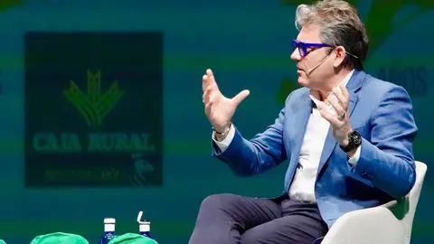 El divulgador tecnológico y economista Marc Vidal analiza la situación económica actual junto al subdirector del Diario de León, Marco Romero, en un acto organizado con motivo del 30 aniversario de Caja Rural en León. Foto: Campillo.